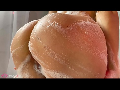 ❤️ Brunette په شاور کې د شدید orgasm لپاره د وایبرټر سره بلی مشت زنی کوي ❌